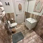 бутикови хамбарлии с отопляем басейн и джакузи Villa Zsitnica