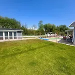бутикови хамбарлии с отопляем басейн и джакузи Villa Zsitnica