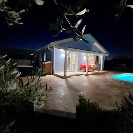 бутикови хамбарлии с отопляем басейн и джакузи Villa *