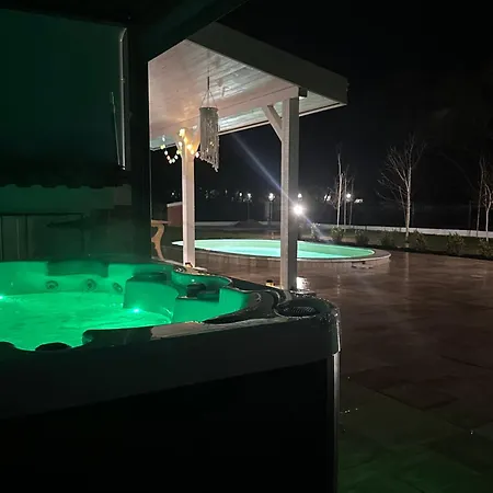 Villa бутикови хамбарлии с отопляем басейн и джакузи Zhitnitsa