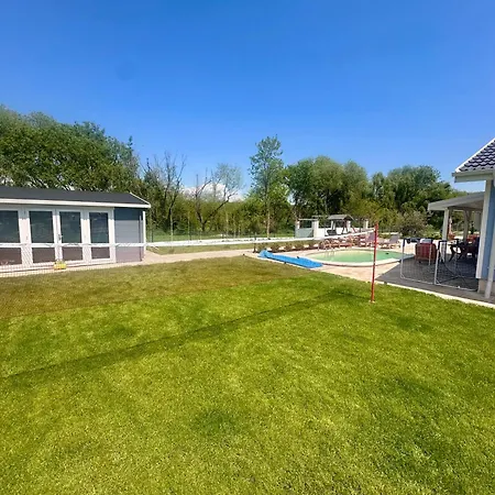 бутикови хамбарлии с отопляем басейн и джакузи Villa Zhitnitsa
