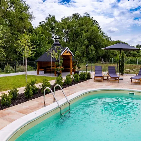 бутикови хамбарлии с отопляем басейн и джакузи Villa *
