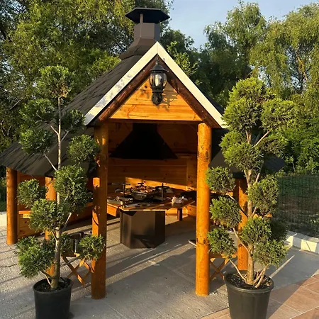 бутикови хамбарлии с отопляем басейн и джакузи Villa *