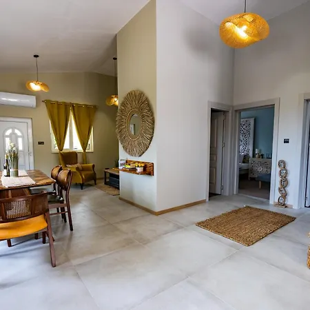 бутикови хамбарлии с отопляем басейн и джакузи Villa *