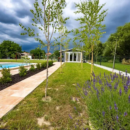 Villa бутикови хамбарлии с отопляем басейн и джакузи Zhitnitsa